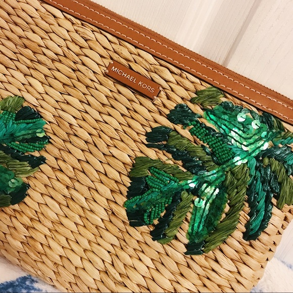 🚫SOLD🚫 Michael Kors Malibu Straw Clutch Wristlet - Picture 2 of 8